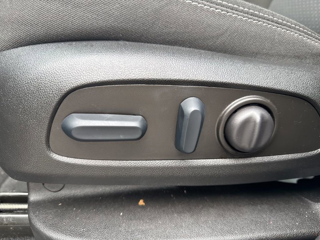 Used 2023 GMC Terrain SLE w/ Driver Convenience Package image 6