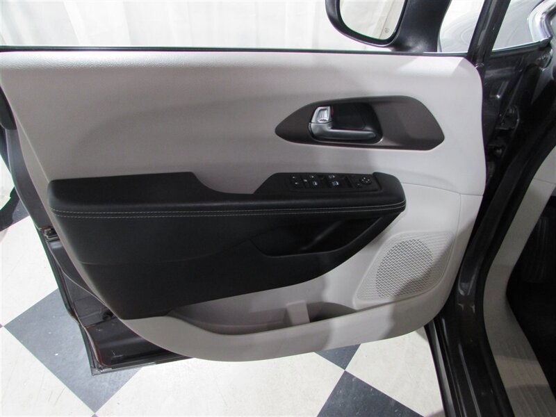 Used 2021 Chrysler Voyager Lxi image 29