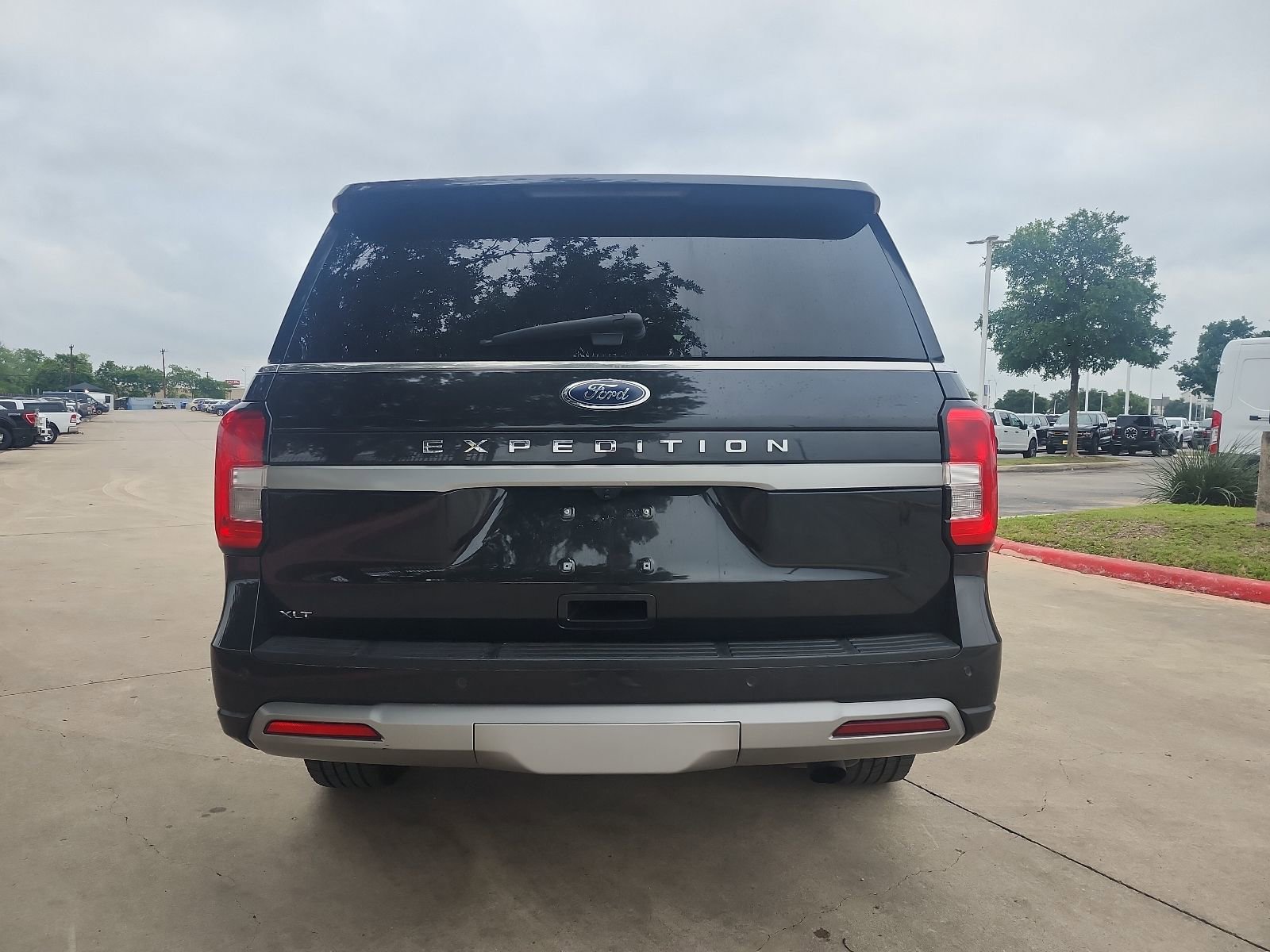 Used 2024 Ford Expedition XLT AWD/4WD image 4