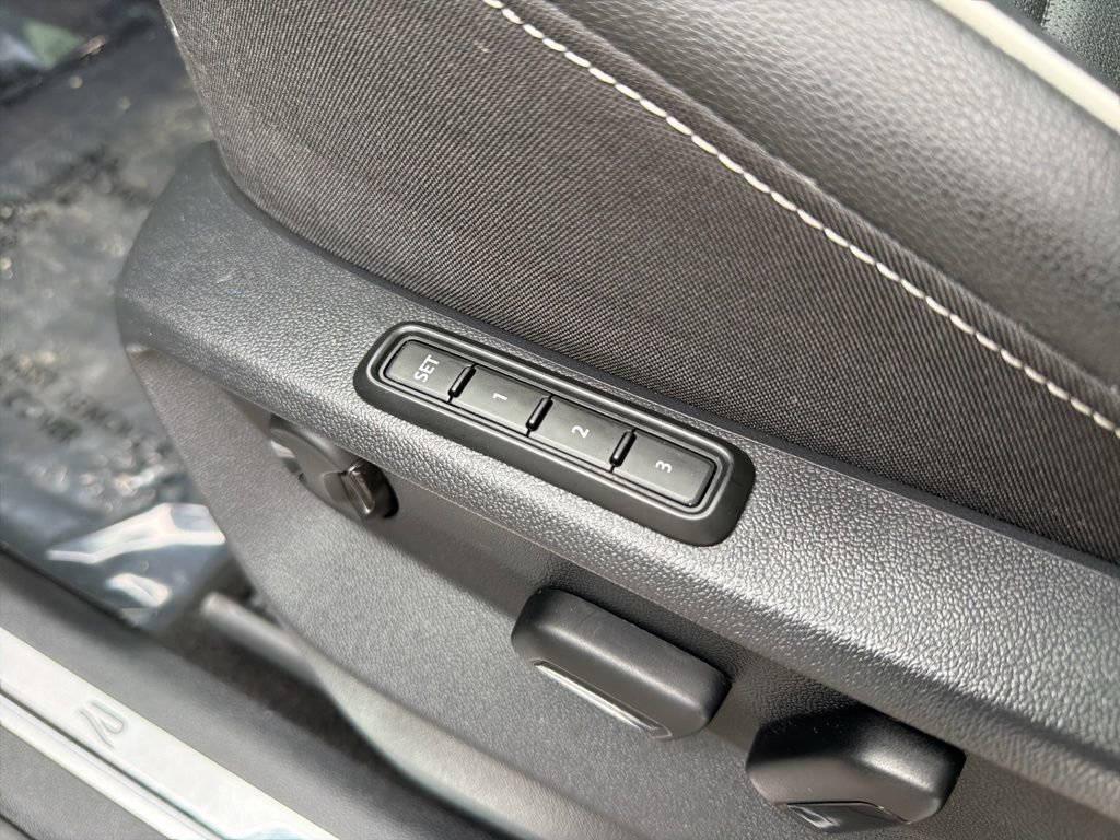 Used 2022 Volkswagen Tiguan SEL R-Line image 19