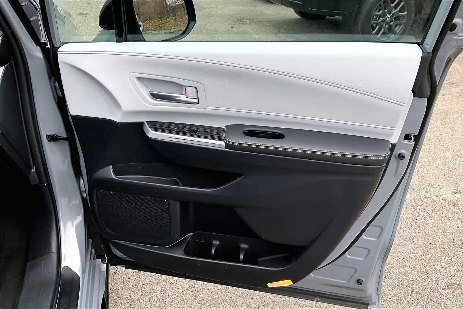 Used 2025 Toyota Sienna XSE w/ XSE Plus Package image 22