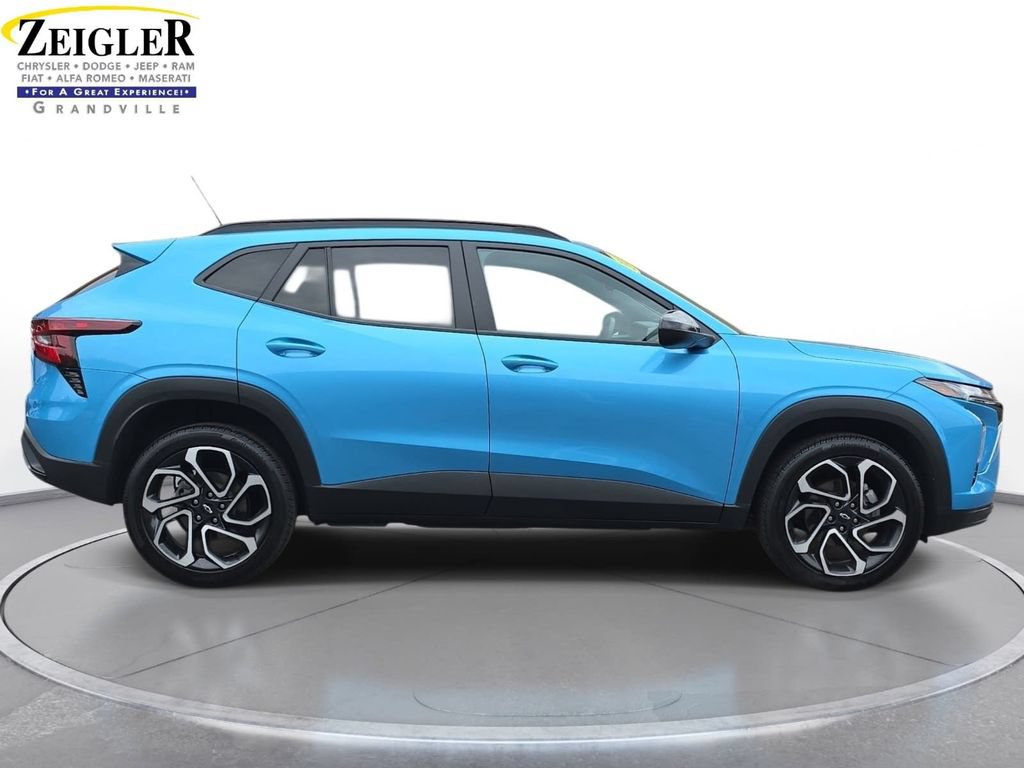 Used 2025 Chevrolet Trax RS w/ Driver Confidence Package FWD image 4