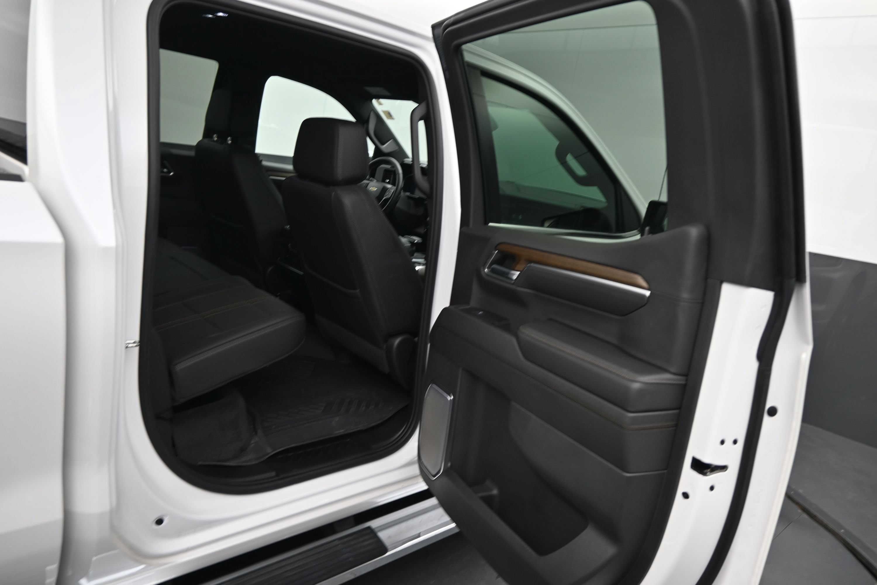 Used 2024 Chevrolet Silverado 1500 High Country w/ Z71 Off-Road Package AWD/4WD image 12