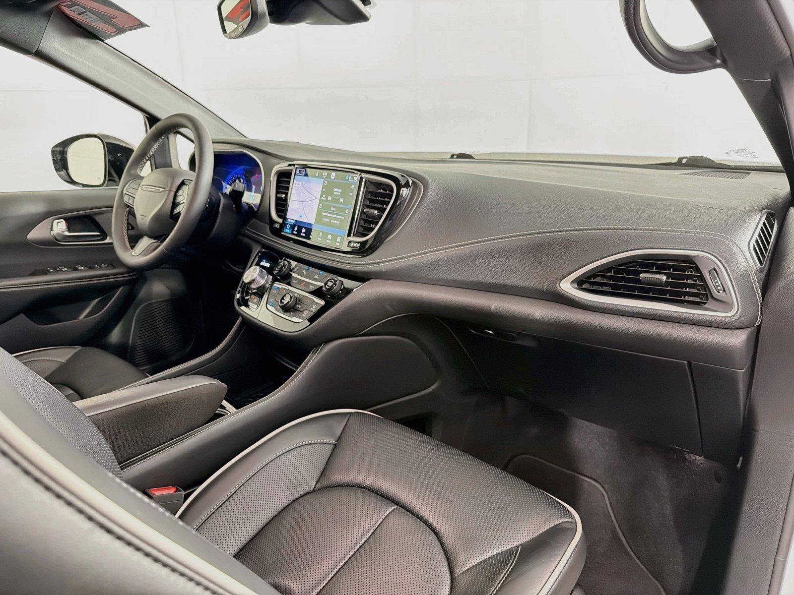 Used 2027 Chrysler Pacifica Limited FWD image 31
