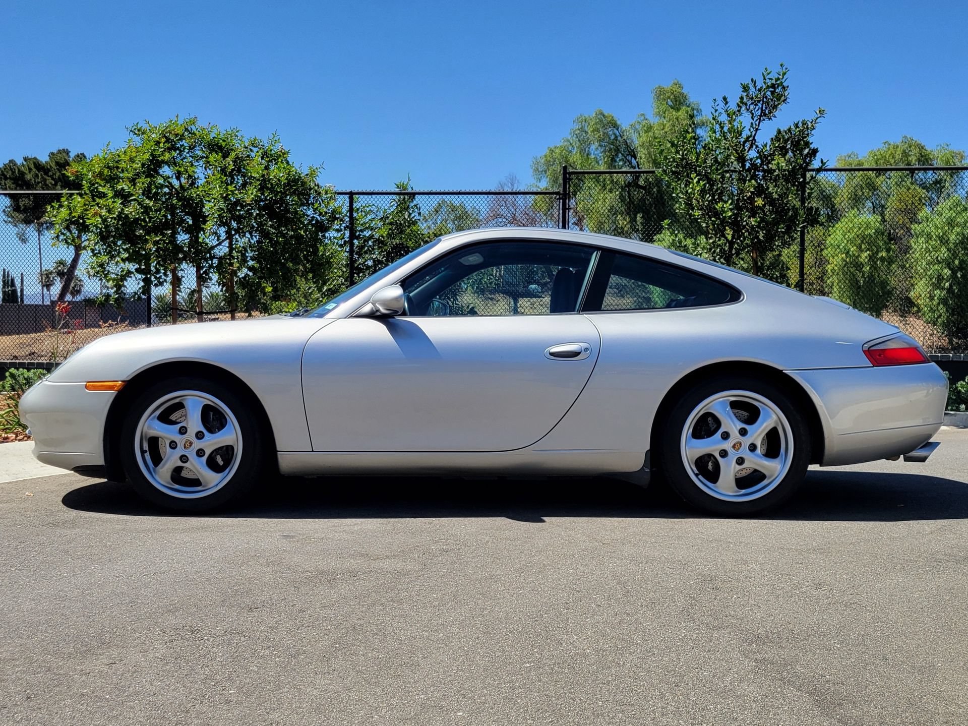 Used 2001 Porsche 911 Carrera RWD image 2