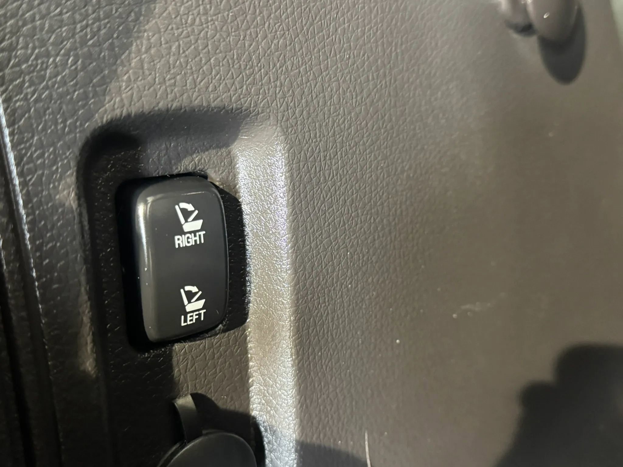 Used 2013 Lincoln MKX AWD image 30