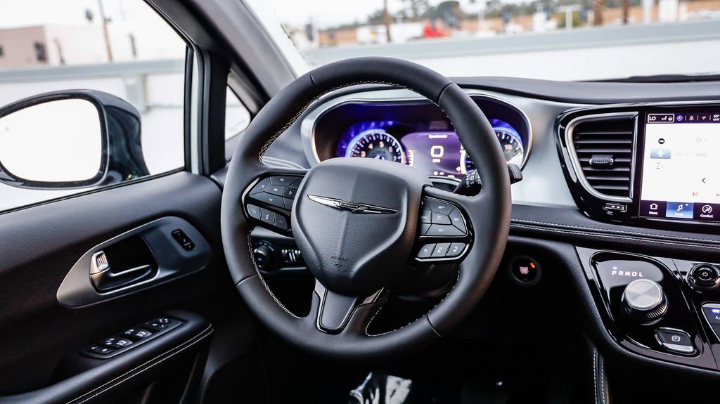 New 2026 Chrysler Pacifica Limited w/ S Appearance Package FWD image 18