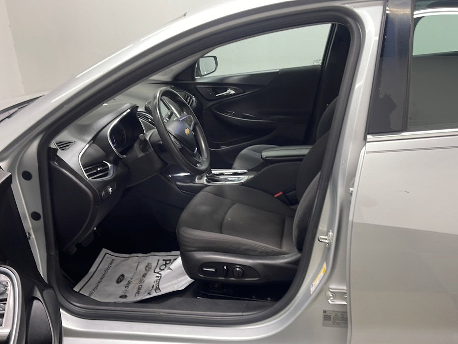 Used 2018 Chevrolet Malibu LT FWD image 2