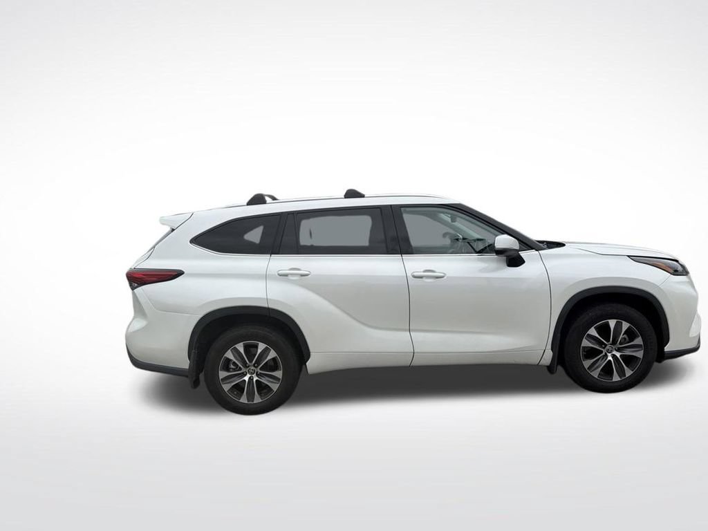Used 2021 Toyota Highlander XLE AWD/4WD image 8