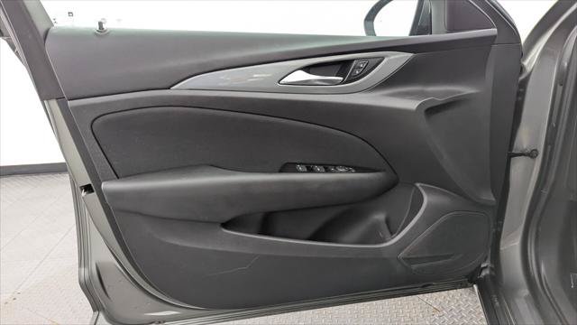 Used 2018 Buick Regal Preferred w/ Driver Confidence Package #1 FWD image 9