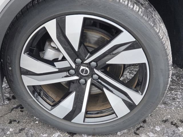 Used 2025 Volvo XC40 B5 Plus image 18