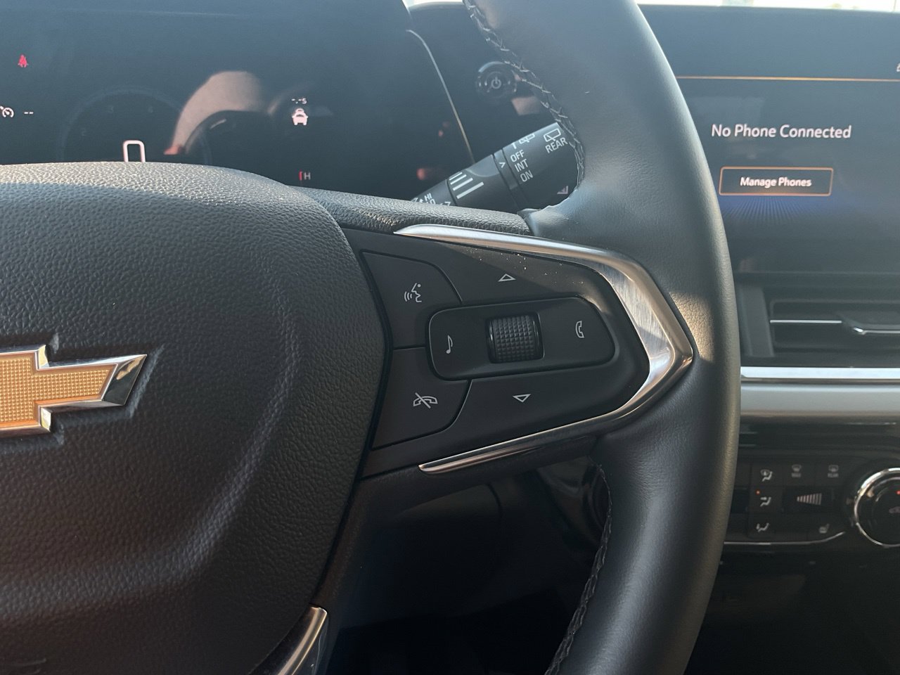 Used 2025 Chevrolet Trax LT w/ LT Convenience Package FWD image 30