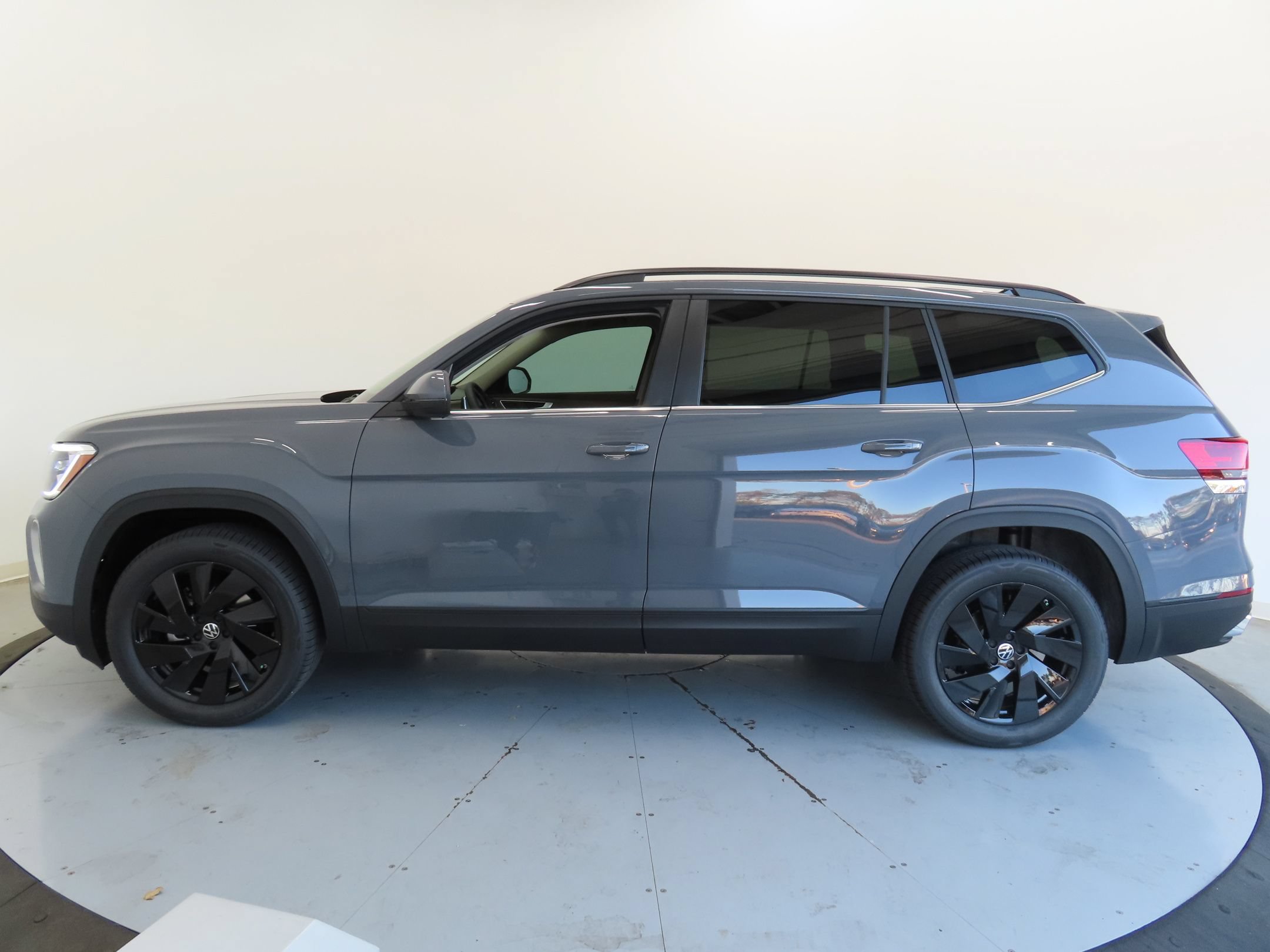 Certified 2026 Volkswagen Atlas SE FWD image 7