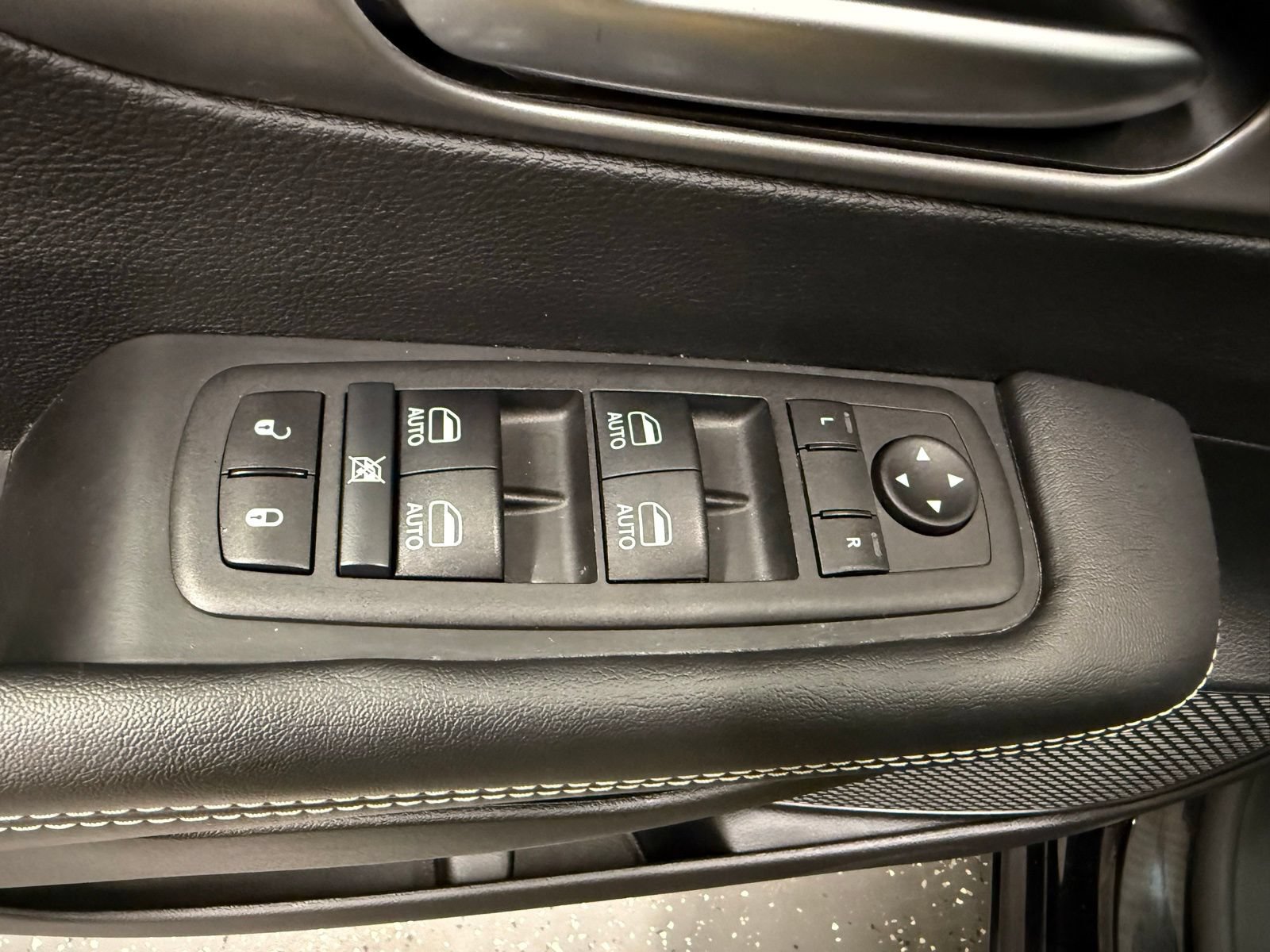 Used 2025 Chrysler Pacifica Select FWD image 10