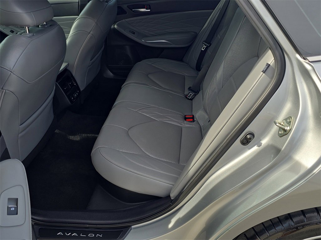 Used 2021 Toyota Avalon Limited image 18