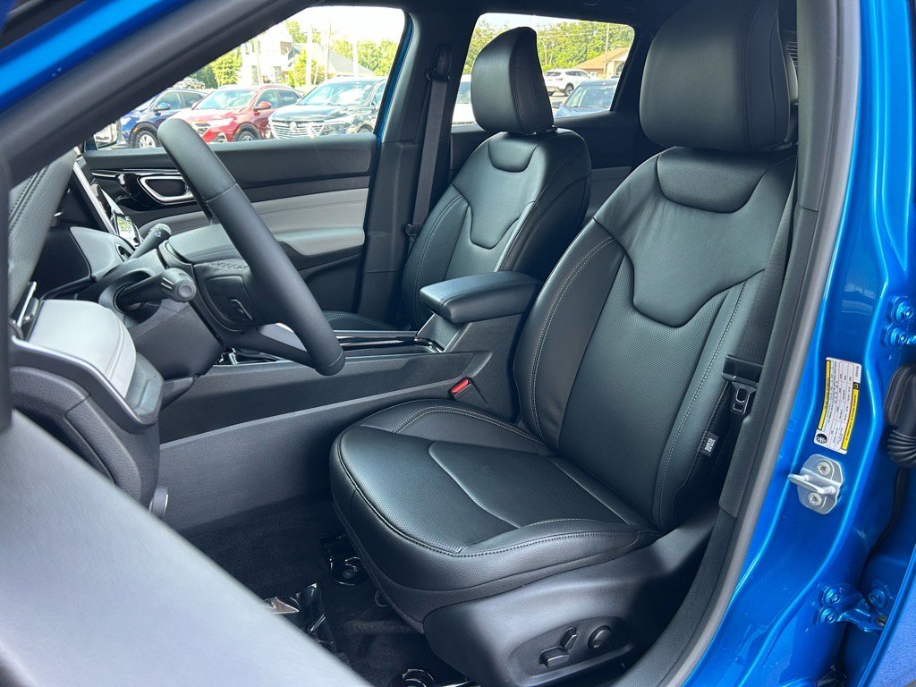 New 2025 Jeep Compass Limited image 17