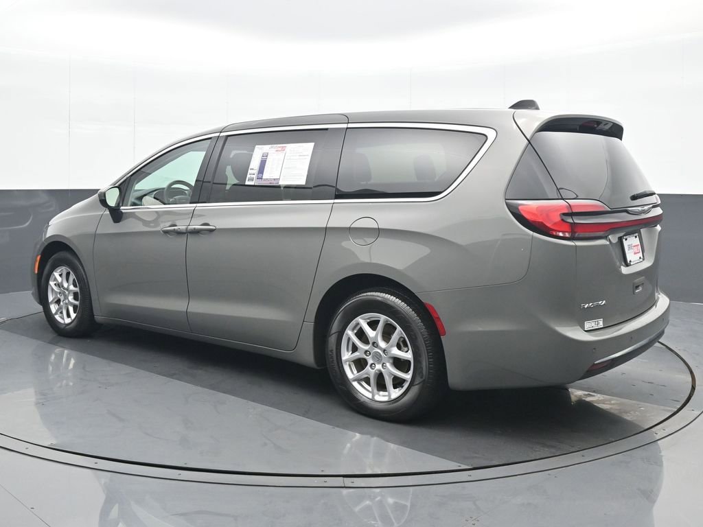 Used 2023 Chrysler Pacifica Touring-L image 4