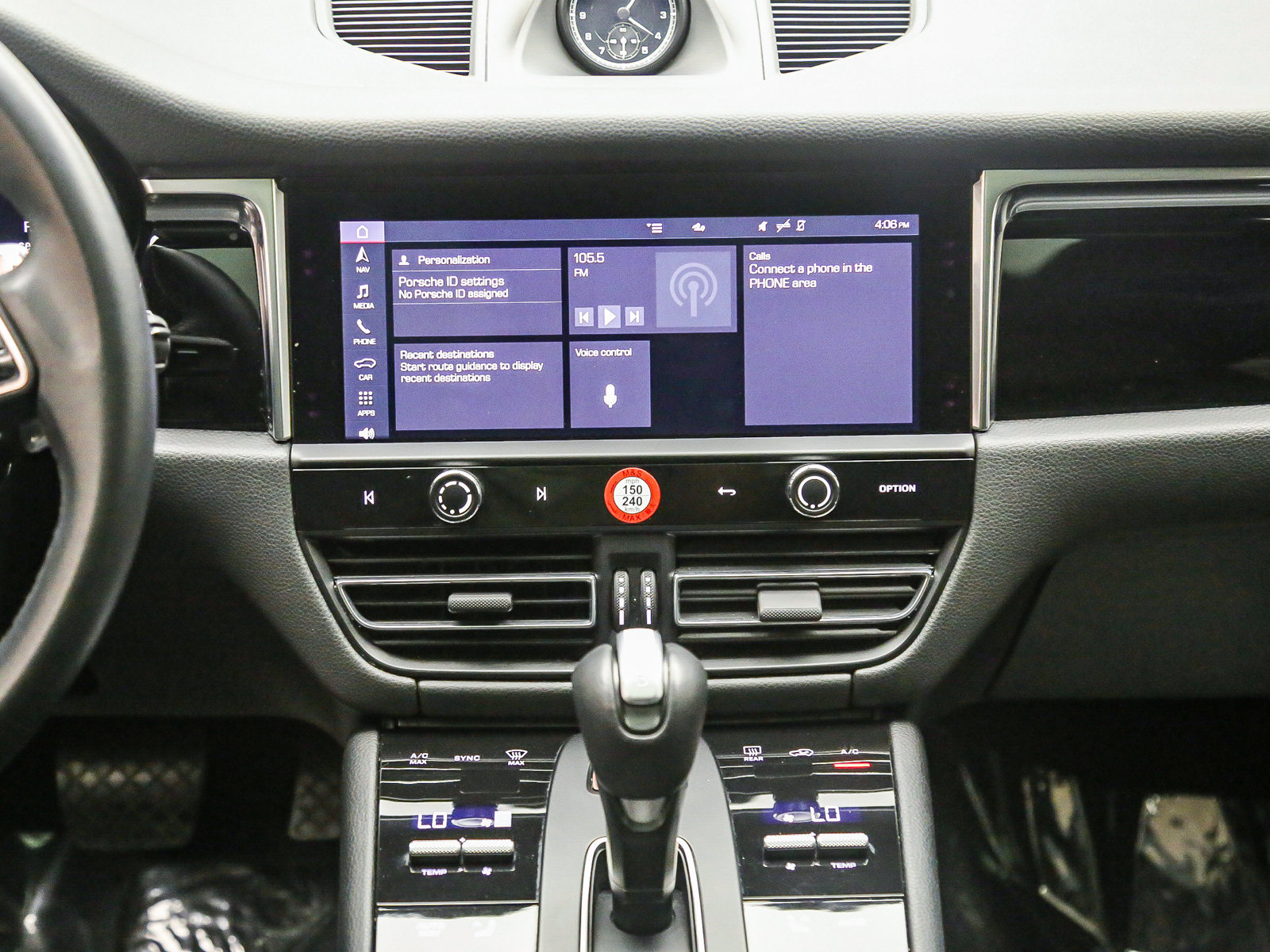 Certified 2024 Porsche Macan AWD/4WD image 17