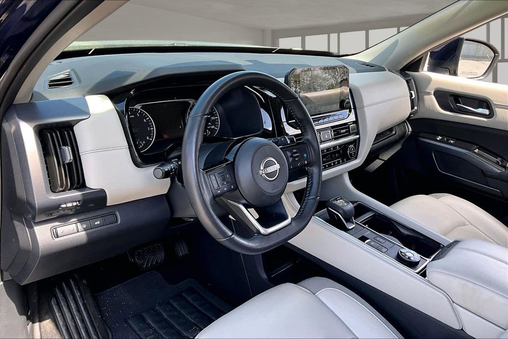 Used 2023 Nissan Pathfinder SL image 16