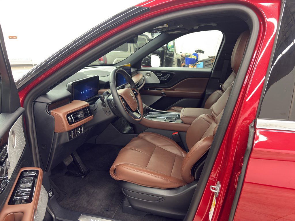 Used 2025 Lincoln Aviator Reserve w/ Equipment Group 201A image 12