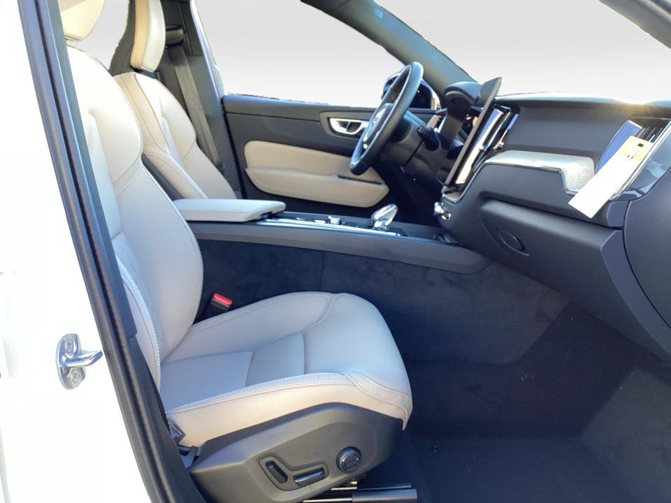 New 2027 Volvo XC60 B5 Plus AWD/4WD image 28