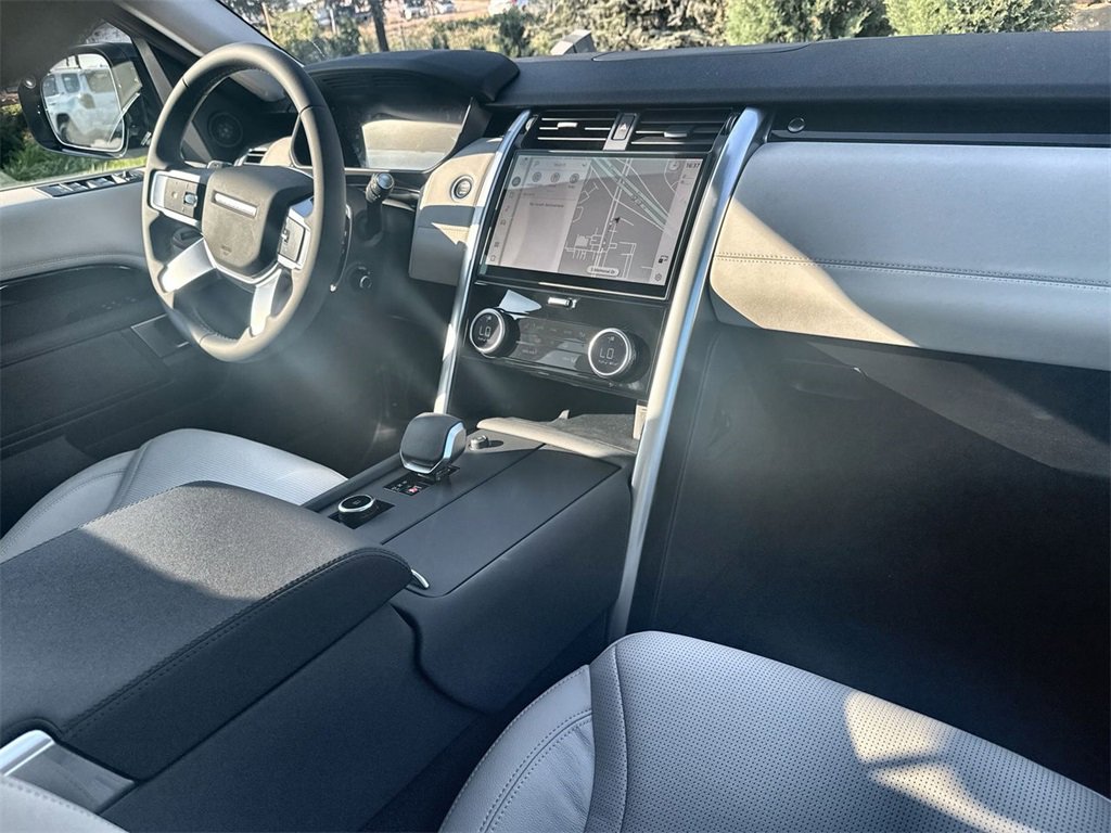 New 2026 Land Rover Discovery S image 13