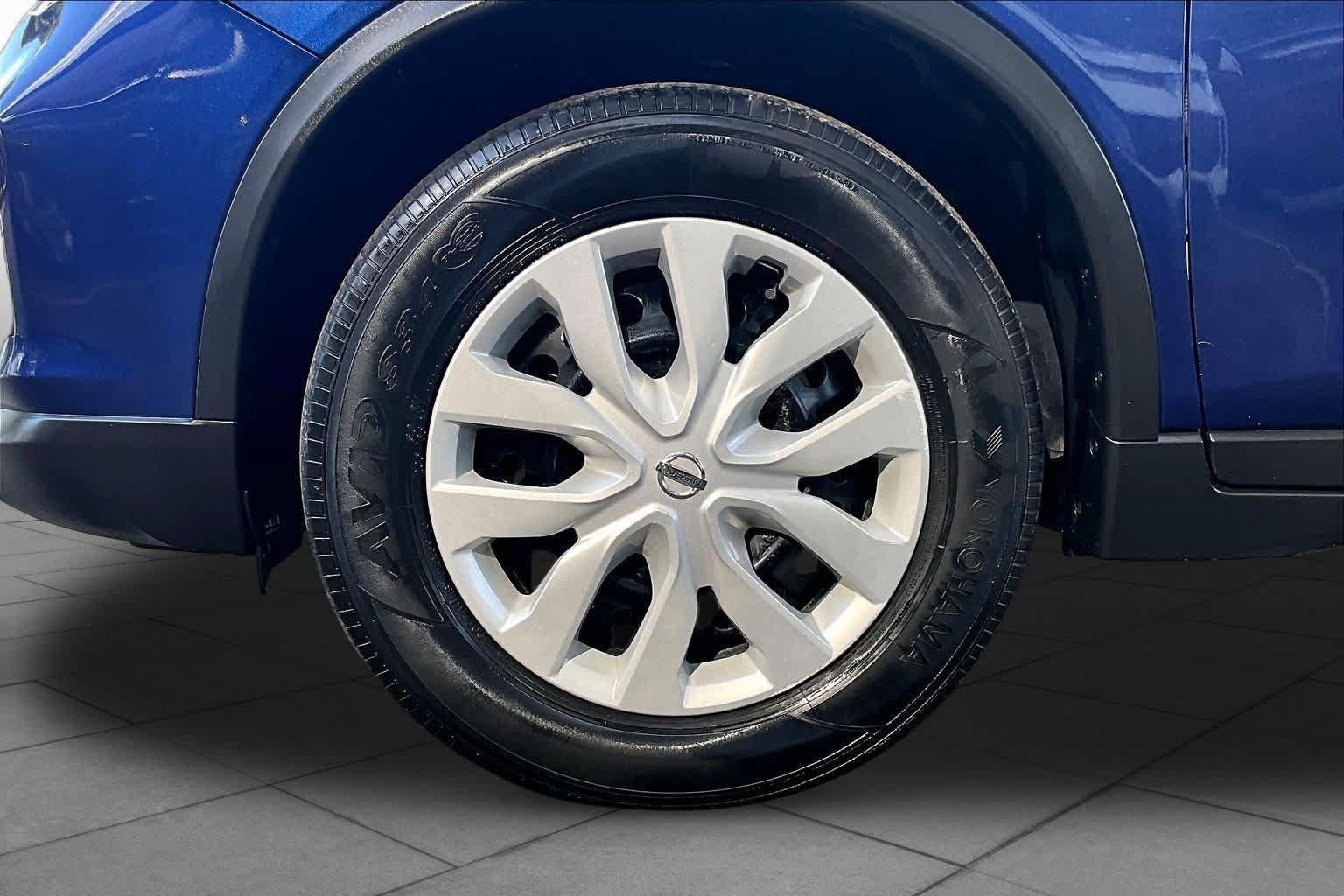 Used 2017 Nissan Rogue S AWD/4WD image 11
