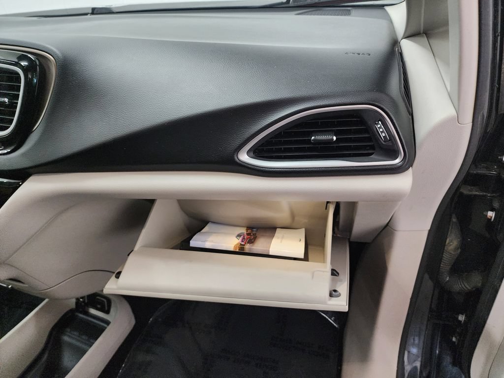 Used 2017 Chrysler Pacifica Touring-L FWD image 33