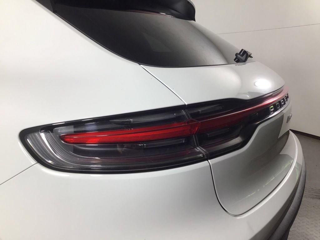 Certified 2024 Porsche Macan AWD/4WD image 16