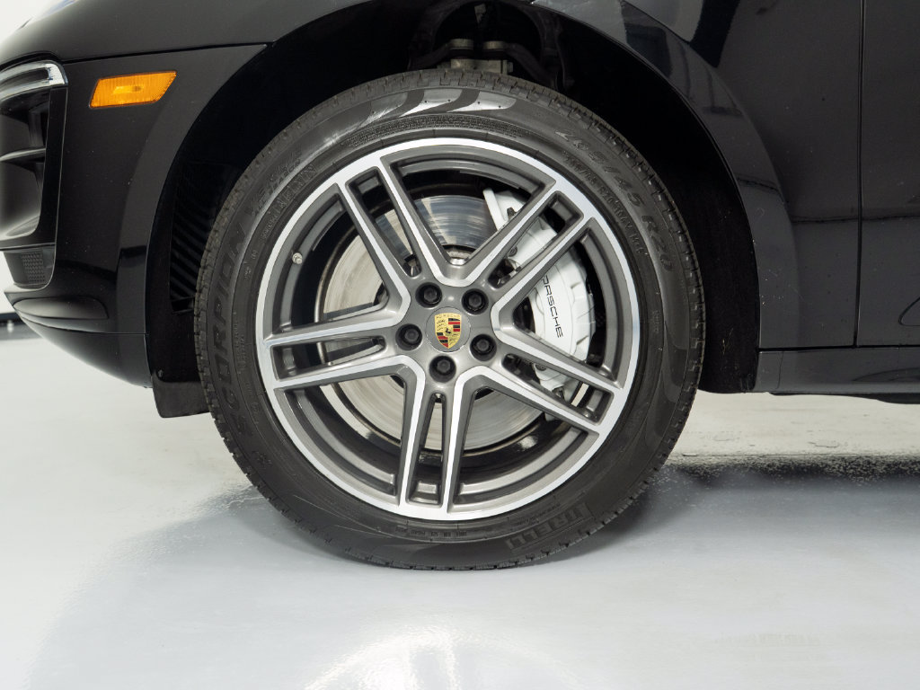 Certified 2021 Porsche Macan Turbo AWD/4WD image 17