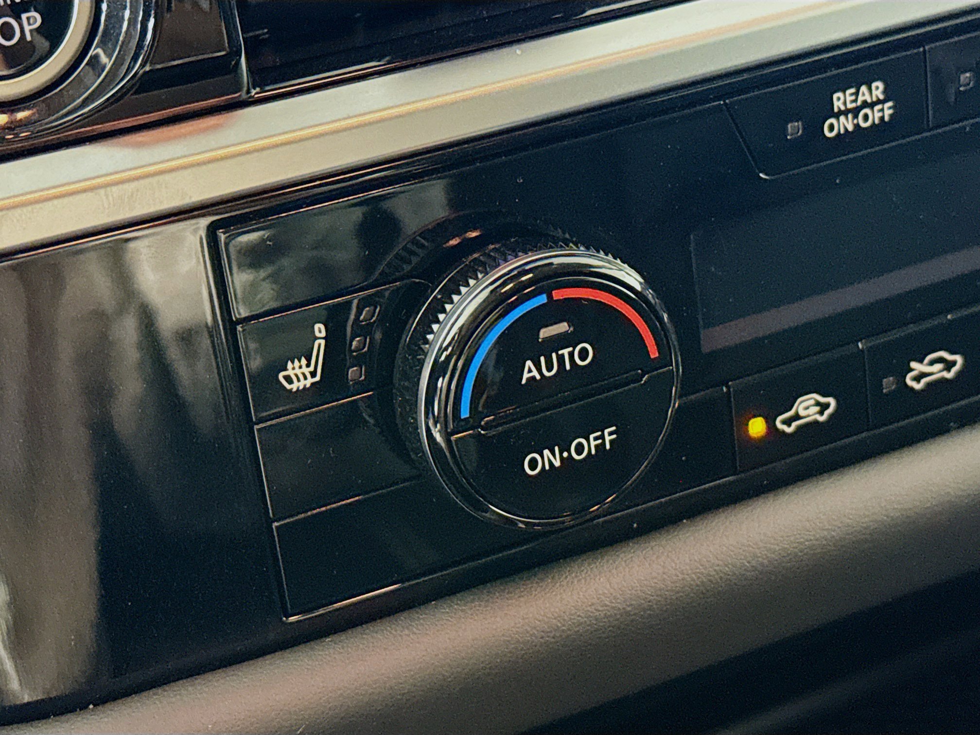 Used 2024 Nissan Pathfinder SL w/ Black Appearance Package image 25