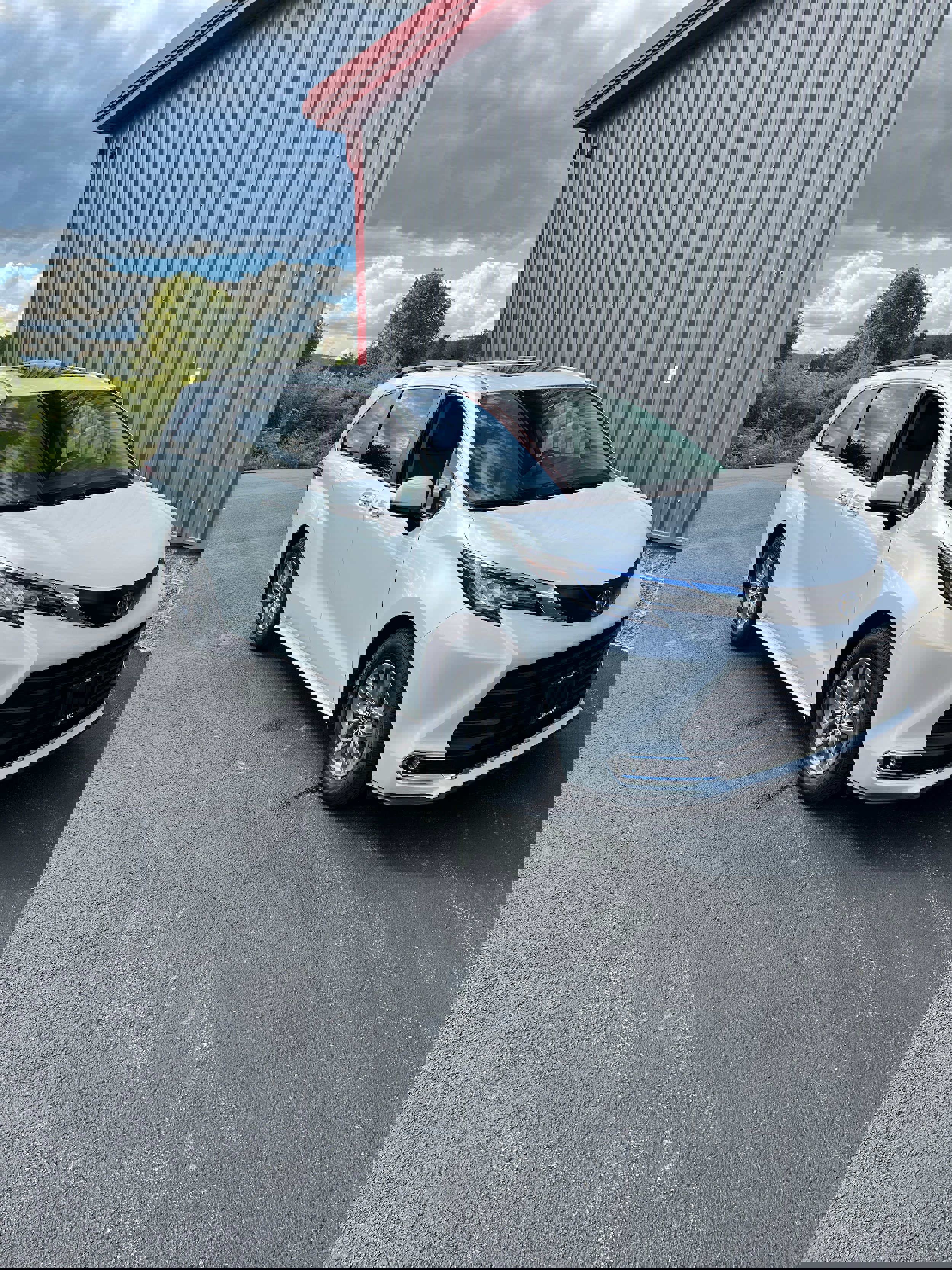 Certified 2022 Toyota Sienna XLE AWD/4WD image 2