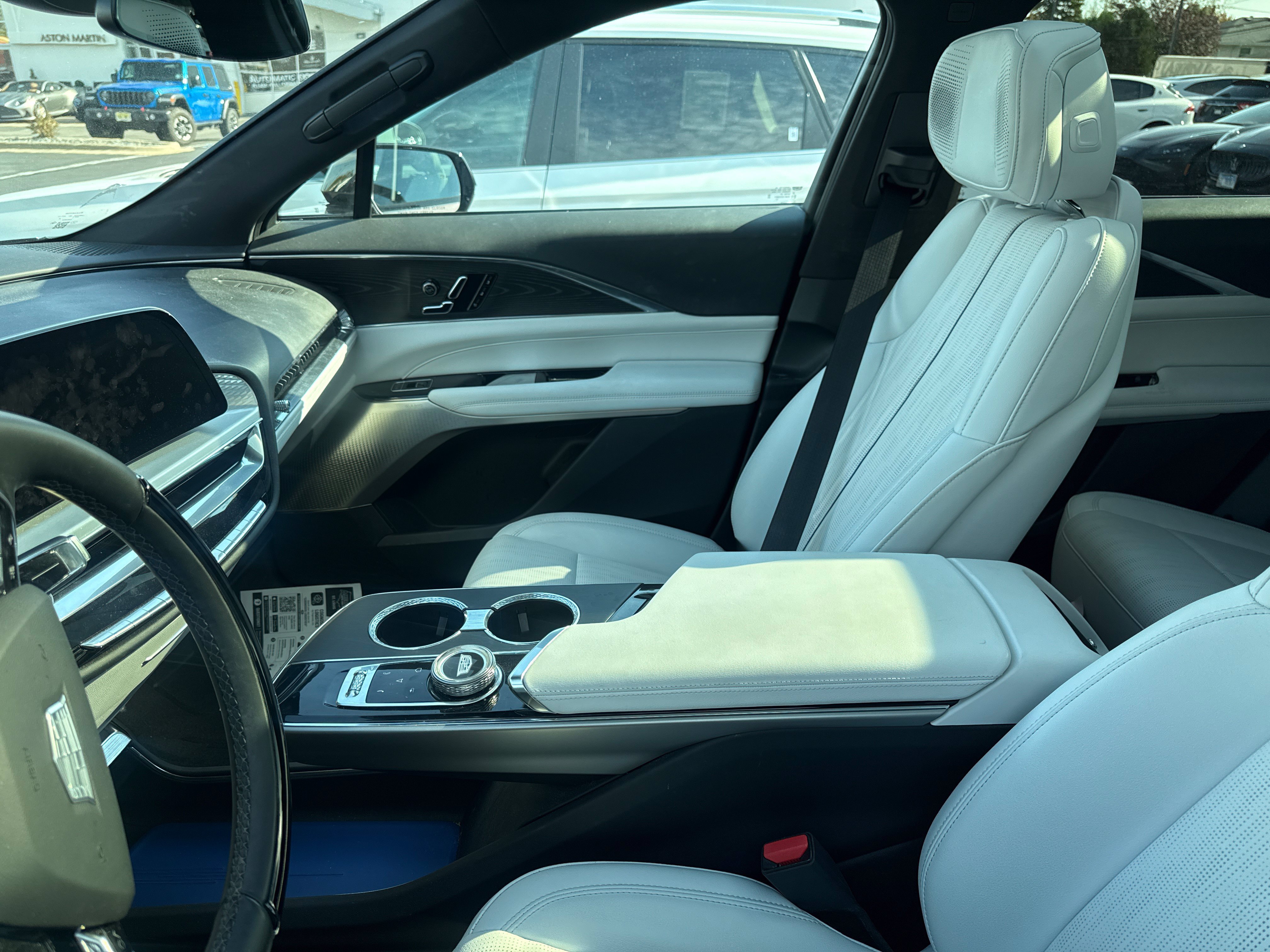Used 2024 Cadillac Lyriq Luxury AWD/4WD image 5