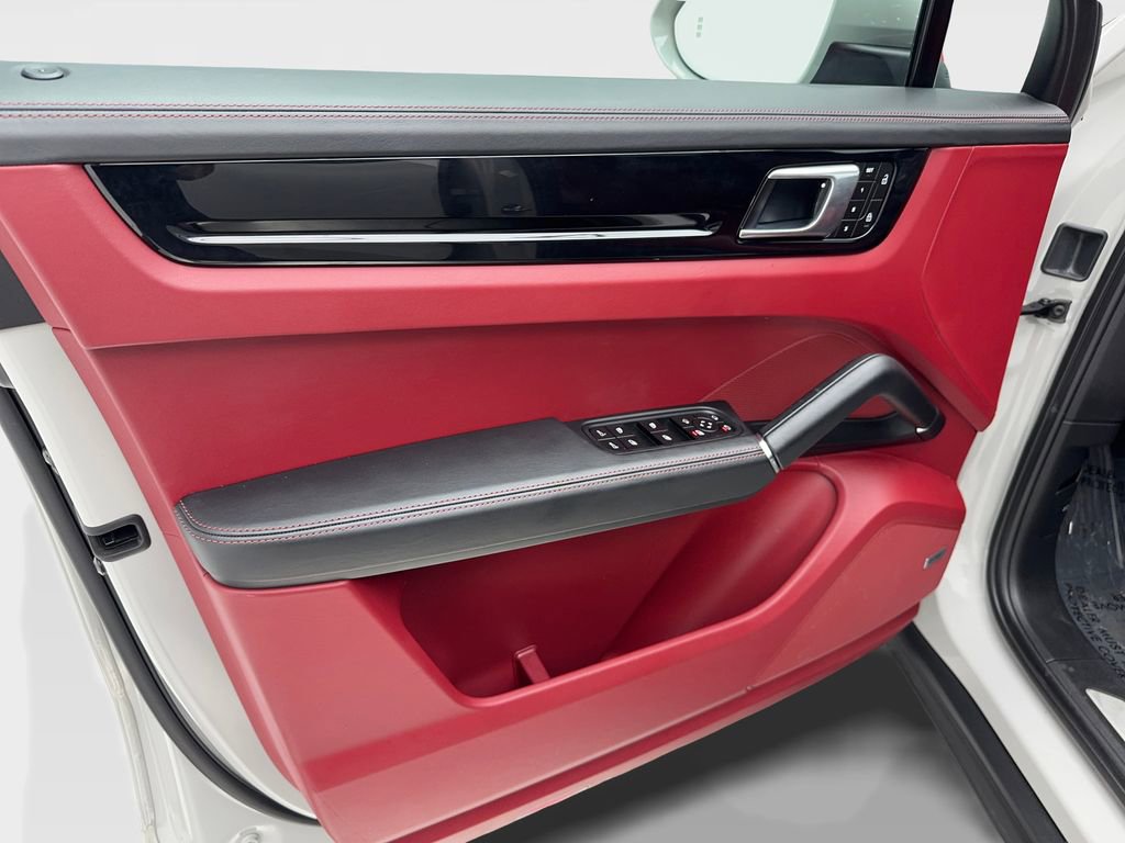 Used 2022 Porsche Cayenne image 37