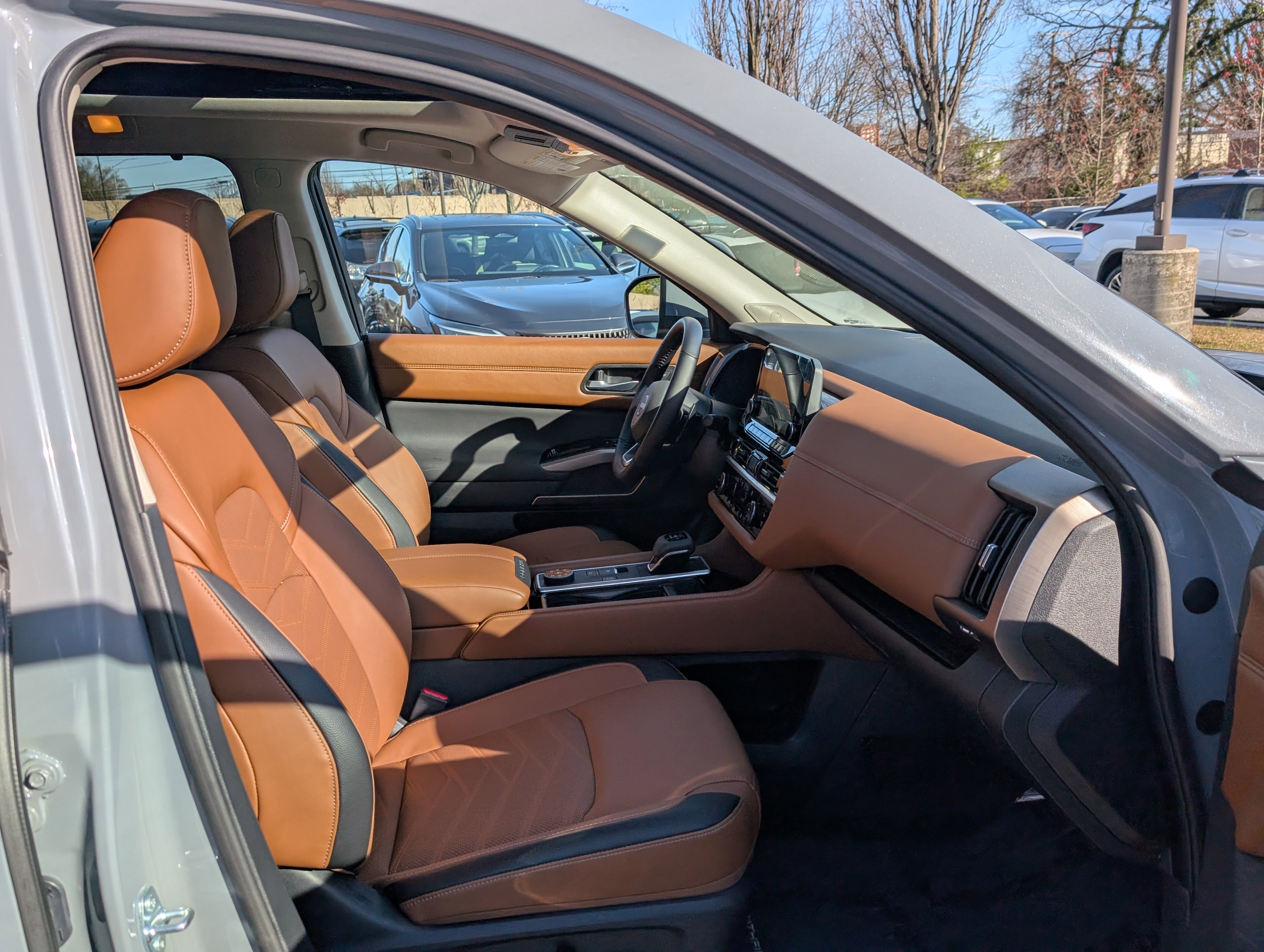 Used 2025 Nissan Pathfinder Platinum image 11