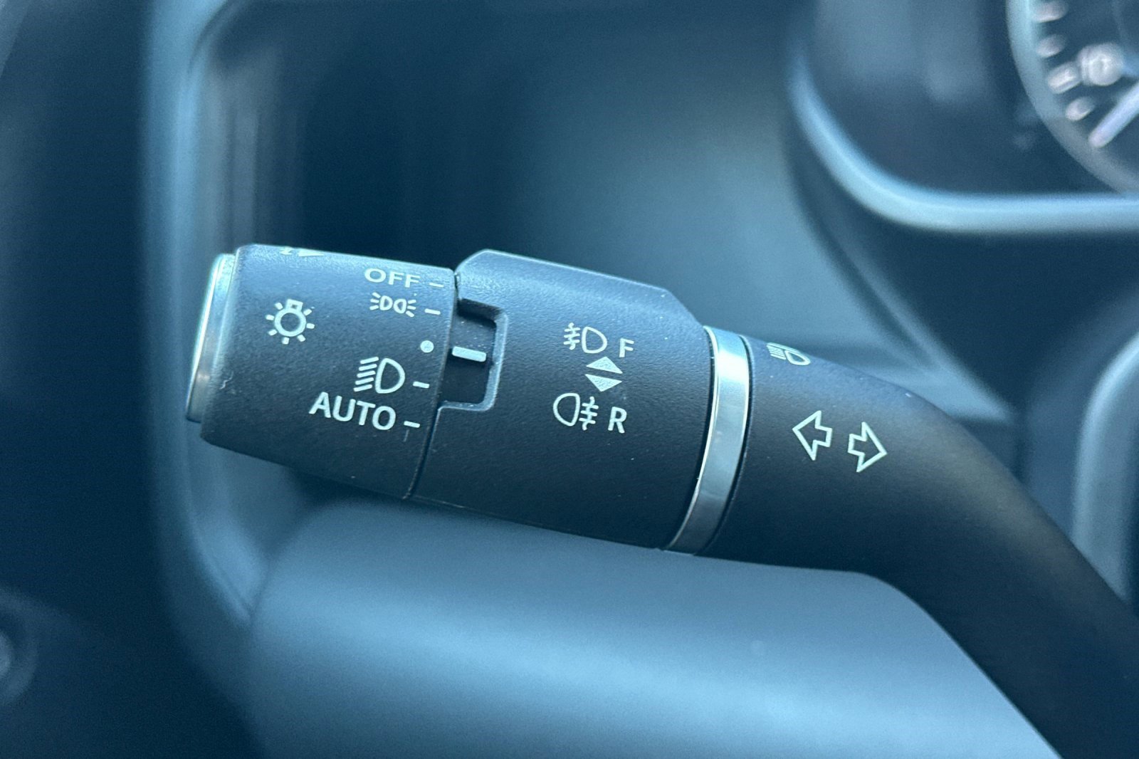 Used 2023 Land Rover Defender 130 X-Dynamic SE image 32