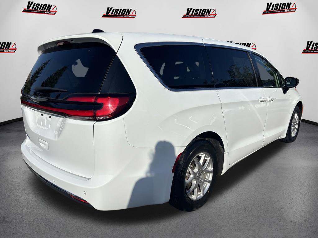 Used 2024 Chrysler Pacifica Touring-L FWD image 5