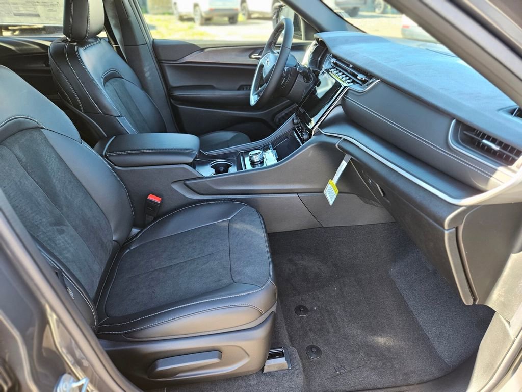 New 2025 Jeep Grand Cherokee Altitude image 11