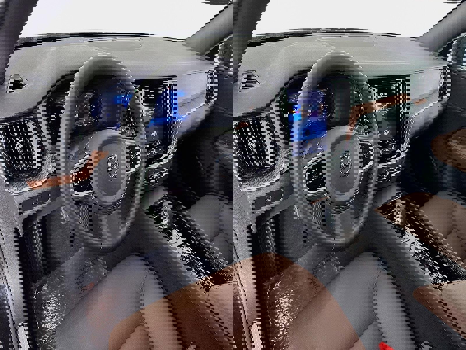 Used 2025 Volvo V60 B5 Cross Country Plus image 10