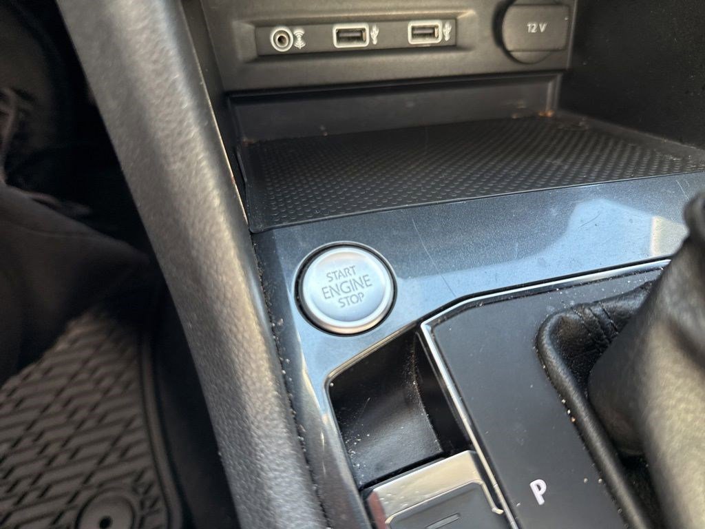 Used 2018 Volkswagen Tiguan SEL AWD/4WD image 16