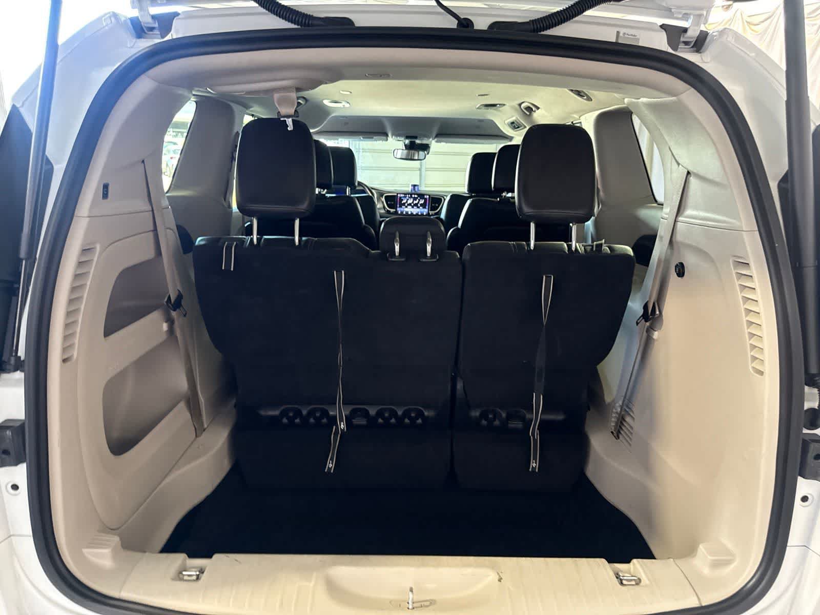 Used 2022 Chrysler Pacifica Touring-L FWD image 15