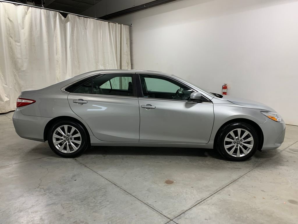 Used 2017 Toyota Camry XLE w/ Moonroof Package image 28