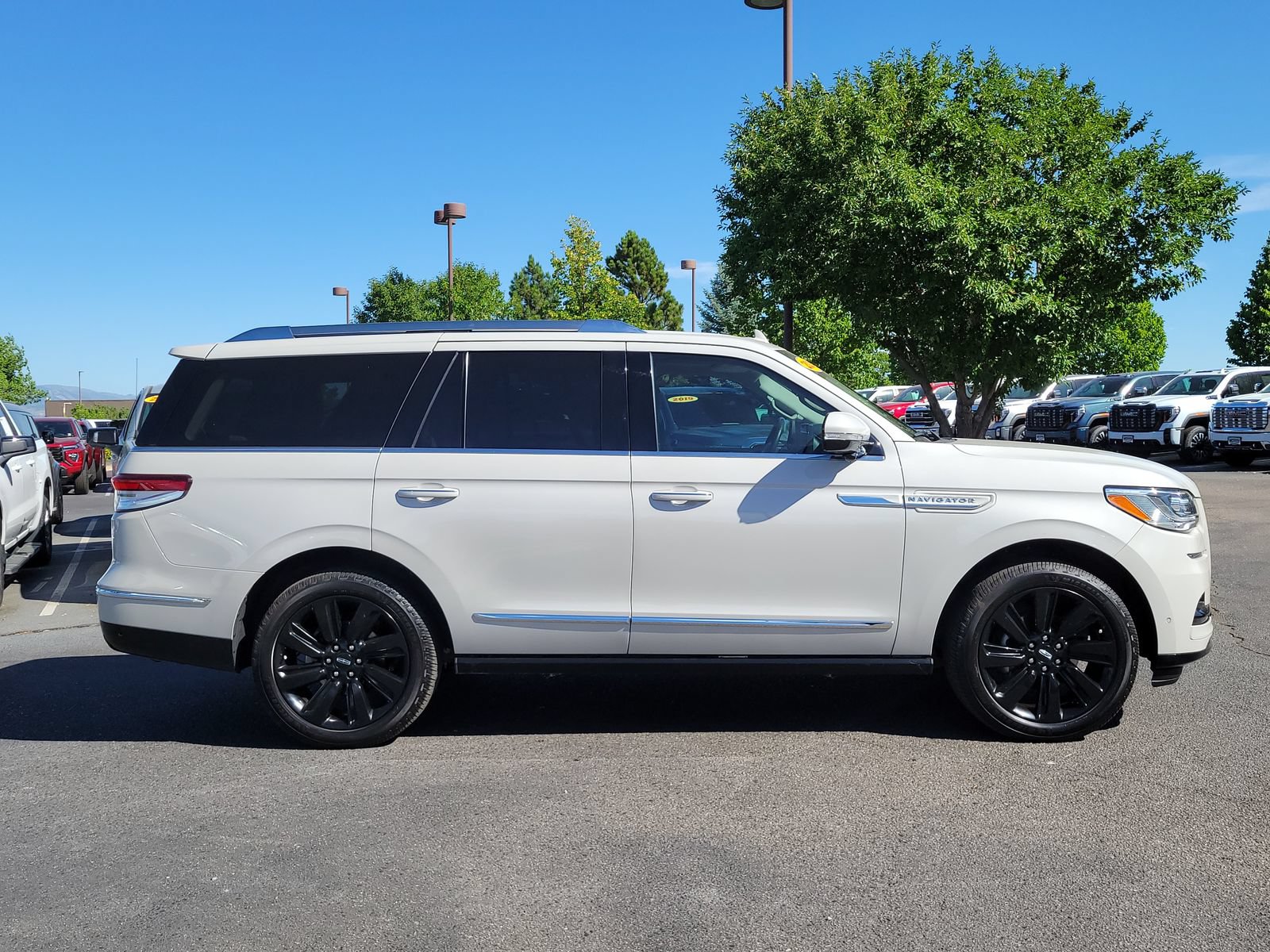 Used 2023 Lincoln Navigator Reserve AWD/4WD image 2