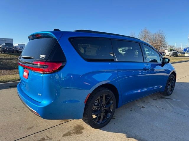 New 2026 Chrysler Pacifica Select image 7