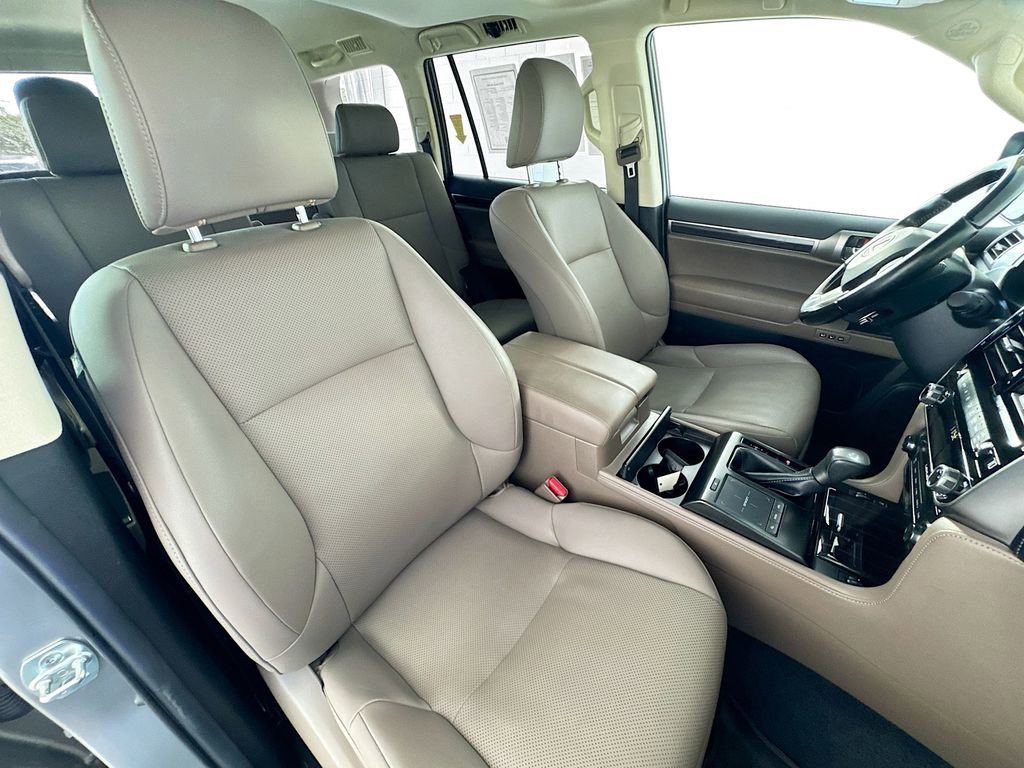 Used 2023 Lexus GX 460 Premium w/ Accessory Package AWD/4WD image 30