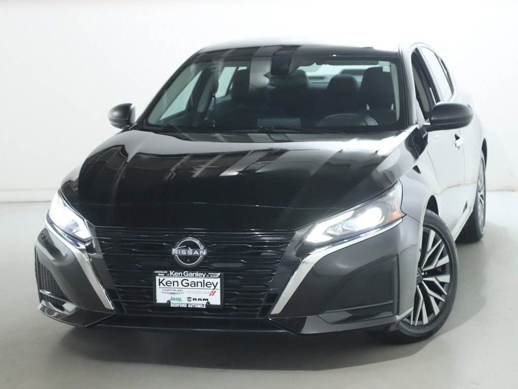Used 2025 Nissan Altima 2.5 SV FWD image 3