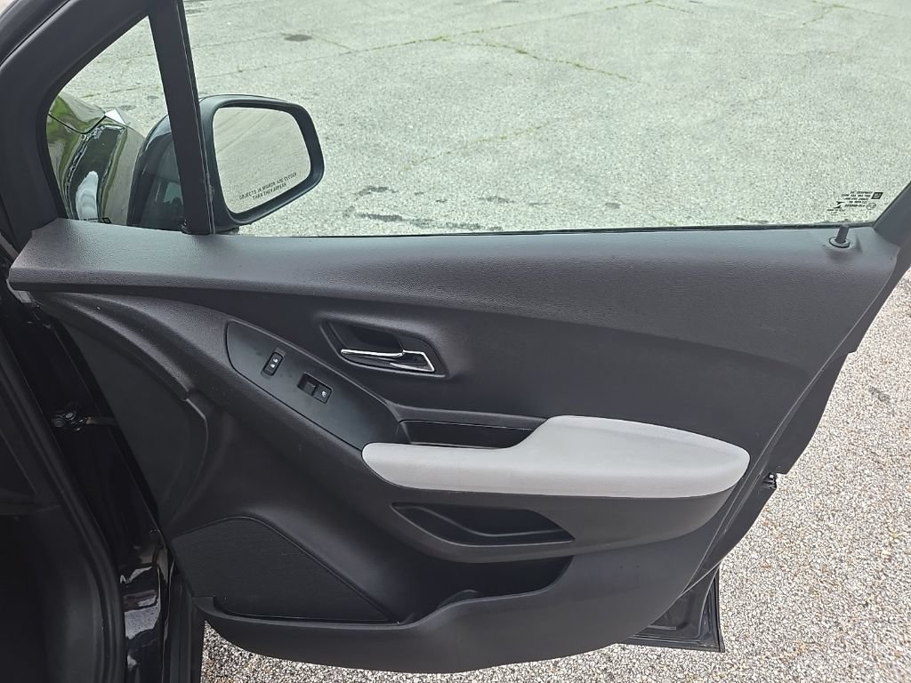 Used 2020 Chevrolet Trax LS FWD image 22