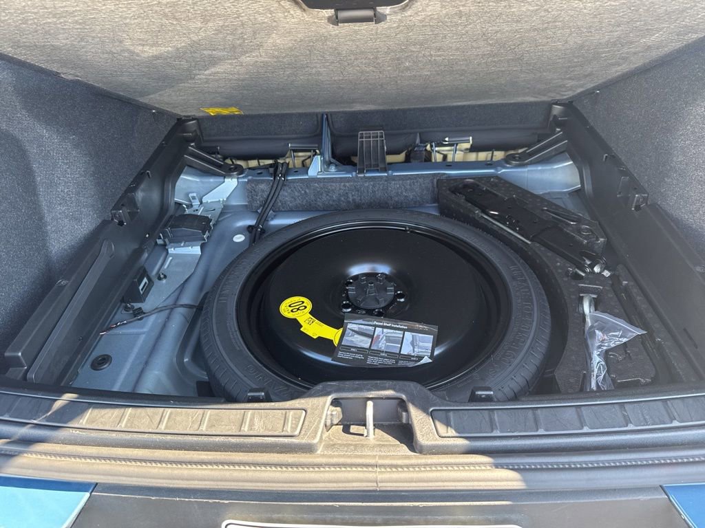 Used 2024 Volvo XC40 B5 Core image 38