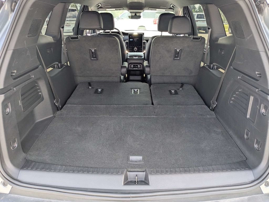 Used 2026 GMC Acadia Elevation w/ Elevation Premium Package FWD image 13