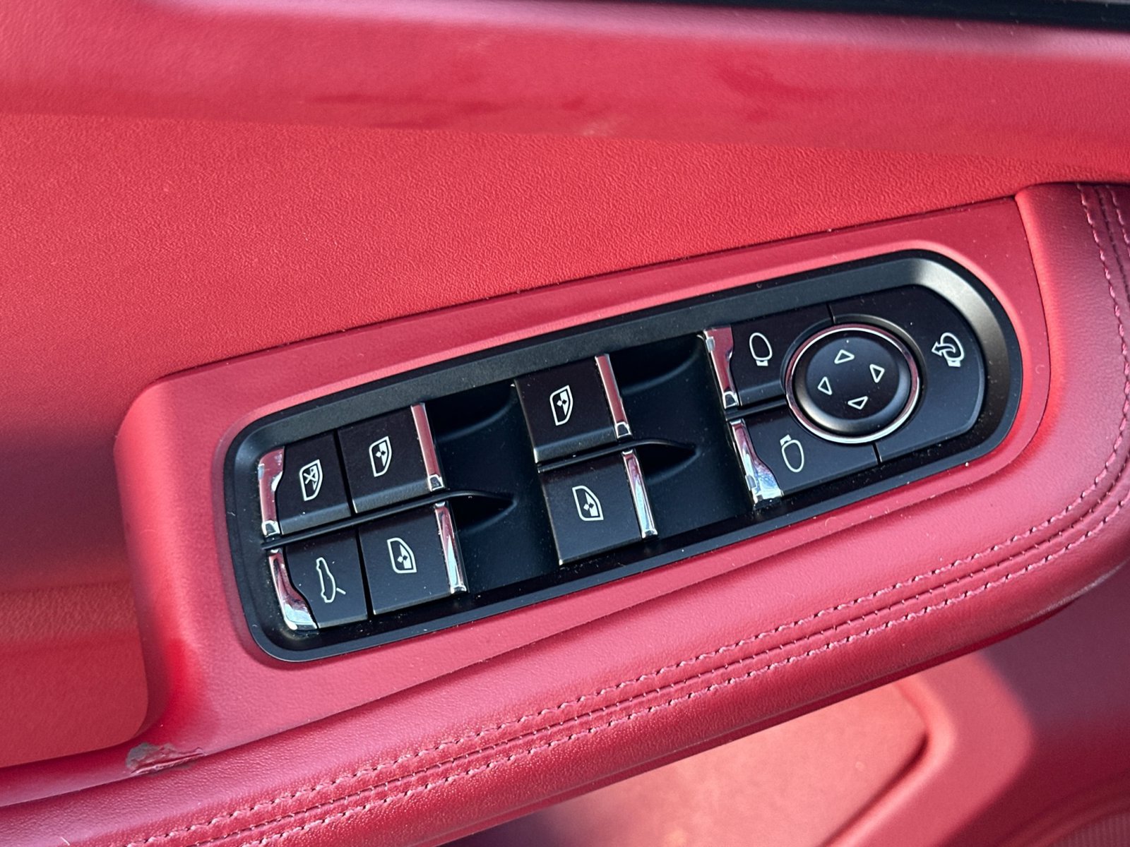 Certified 2023 Porsche Macan AWD/4WD image 13
